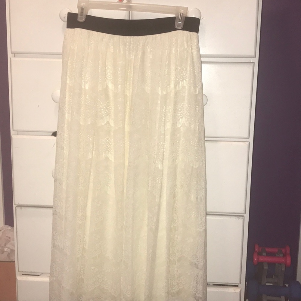 Cream lace skirt.😍